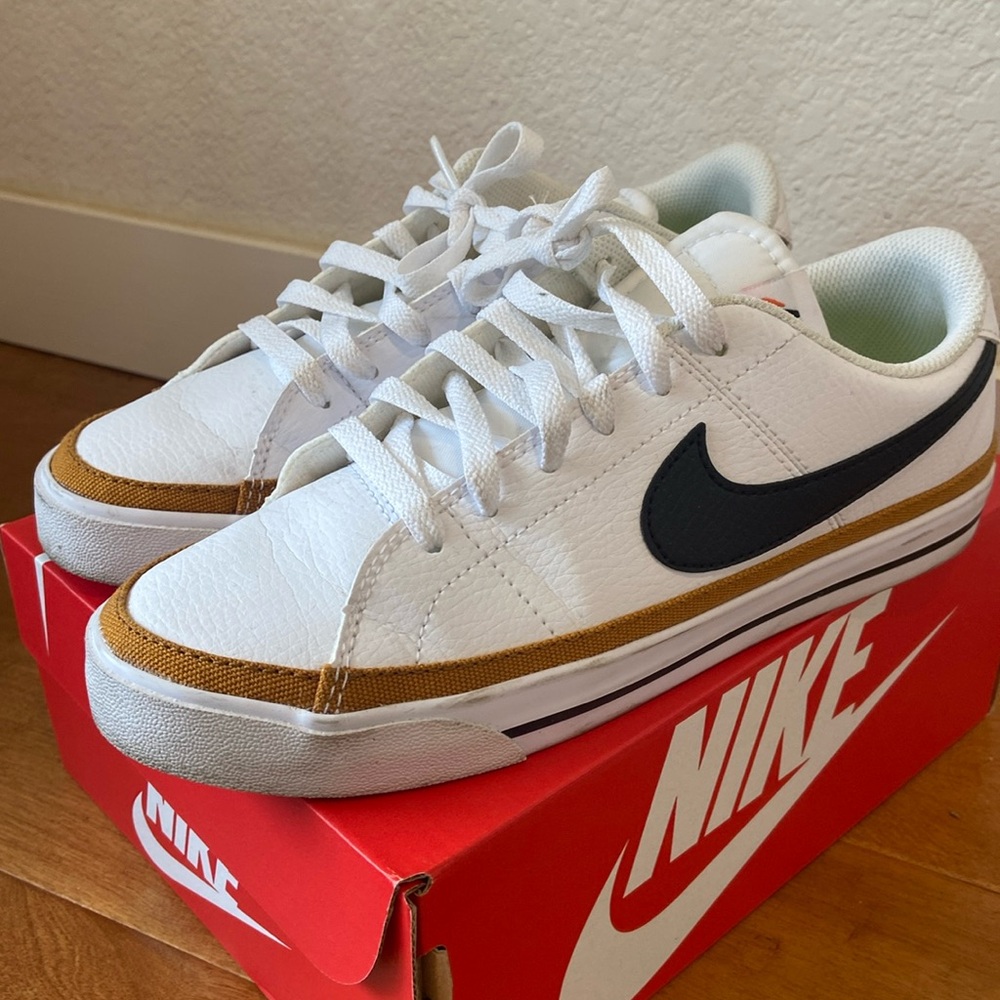 AUTHENTIC - NIKE Court Legacy Sneakers